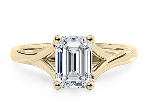 Hanover in Oro Amarillo set with a Esmeralda cut diamante.