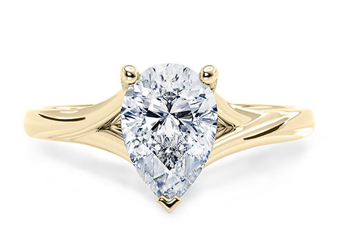 Hanover in Oro Amarillo set with a Pera cut diamante.