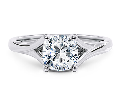 Hanover in Weißgold set with a Kissen cut diamant.