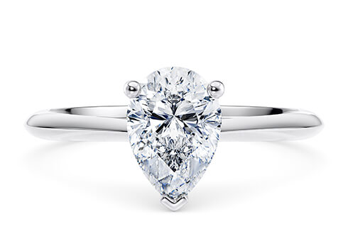 Hope in Bílé zlato (9k) set with a Hruška cut diamant.