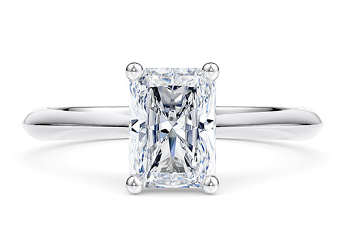 Iris in Platin set with a Radiant cut diamant.