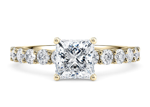 Akinia in Aur galben (9k) set with a Prințesa cut diamant.