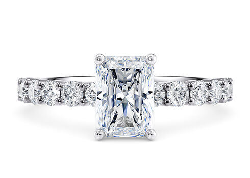 Akinia in Ouro Branco (9k) set with a Radiante cut diamante.