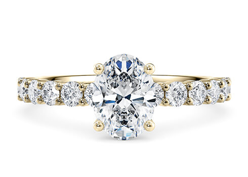Akinia in Or jaune (9k) set with a Taille ovale cut diamant.