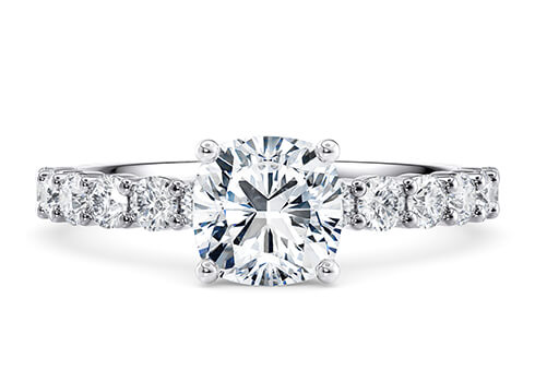 Akinia in Platin set with a Kissen cut diamant.