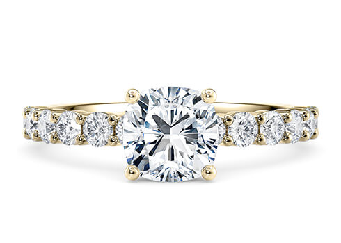 Akinia in Gelbgold set with a Kissen cut diamant.