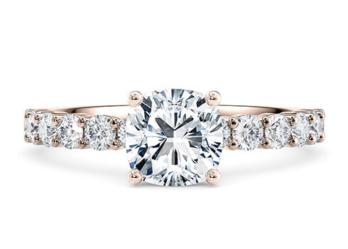Akinia in Oro Rosa set with a Cuscino cut diamante.
