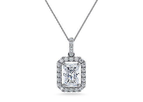 Medici in Platin set with a Radiant cut diamant.