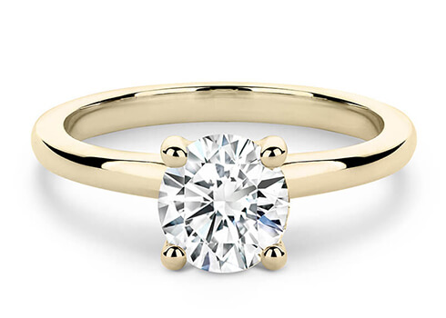 Eden Engagement Ring in Oro Giallo set with a Rotondo cut diamante.