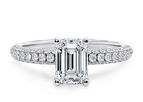 Muse in Platin set with a Smaragd cut diamant.