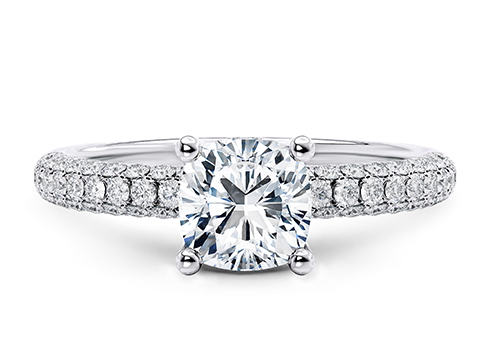 Muse in Platin set with a Kissen cut diamant.