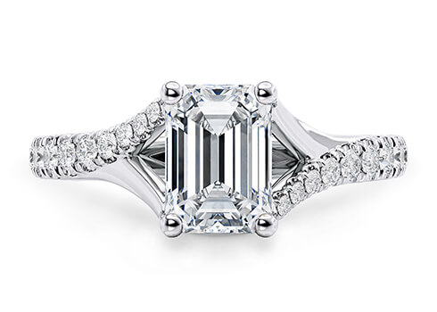Valentine in Oro Blanco set with a Esmeralda cut diamante.