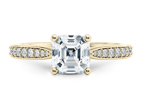 Victoria in Oro Amarillo set with a Asscher cut diamante.