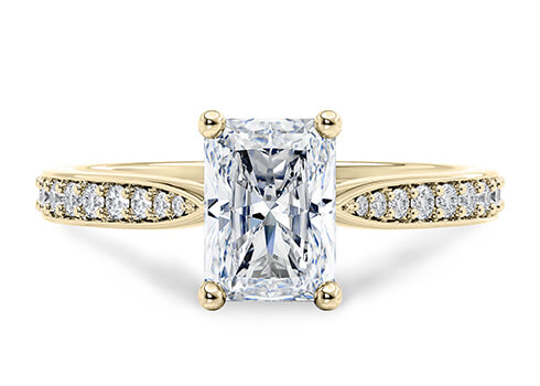 Victoria in Oro Amarillo set with a Radiante cut diamante.