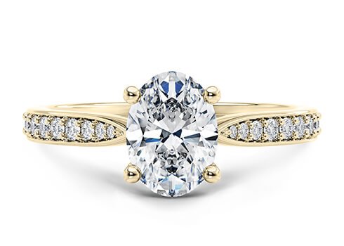 Victoria in Oro Amarillo set with a Oval cut diamante.