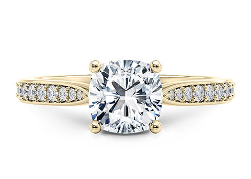 Victoria in Gelbgold set with a Kissen cut diamant.