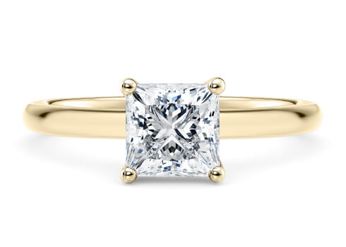 Paloma Engagement Ring in Gult gull (9k) set with a Prinsesse cut diamant.