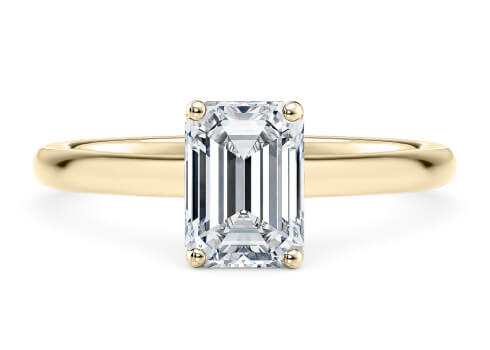 Paloma in Gelbgold set with a Smaragd cut diamant.