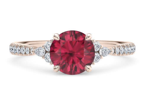 Gaia in Aur Roz set with a Rotund cut diamant.