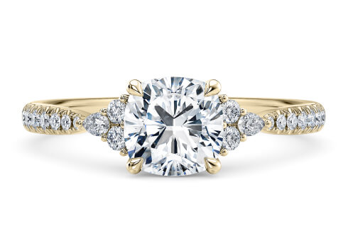 Gaia Engagement Ring in Or jaune set with a Taille coussin cut diamant.