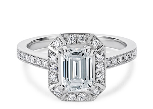 Zelda Engagement Ring in Oro Blanco set with a Esmeralda cut diamante.