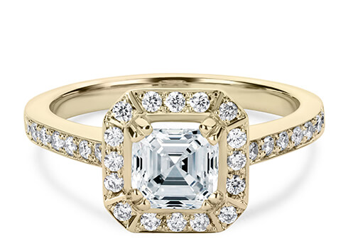 Zelda in Gult guld (9k) set with a Asscher cut diamant.