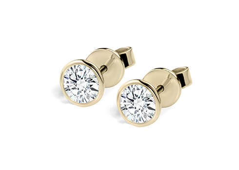 Luna in Yellow Gold set with a Round cut diamond.