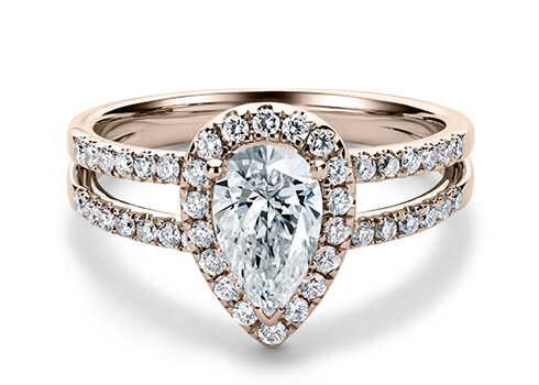 Audrey in Rosaguld set with a Pære cut diamant.
