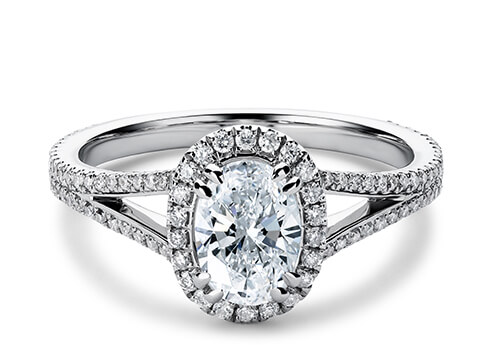 Fantasia in Platinum set with a Oválný cut diamant.