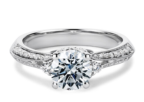 Dauphin in White Gold set with a Round cut diamond.
