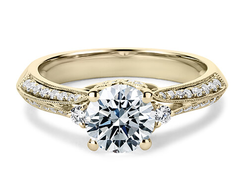 Dauphin in Yellow Gold set with a Round cut diamond.