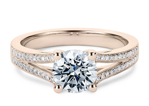 Athena in Roséguld set with a Rund cut diamant.