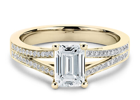 Athena in Gult guld set with a Smaragd cut diamant.