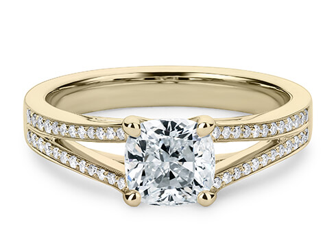 Athena in Geelgoud set with a Cushion cut diamant.