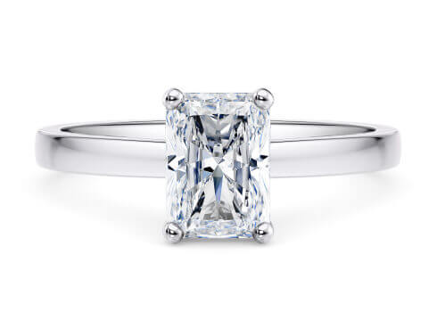 1477 Classic in Platino set with a Radiante cut diamante.