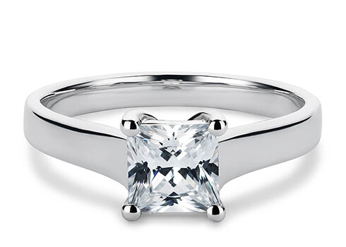 Ballerina in Ouro Branco (9k) set with a Princesa cut diamante.