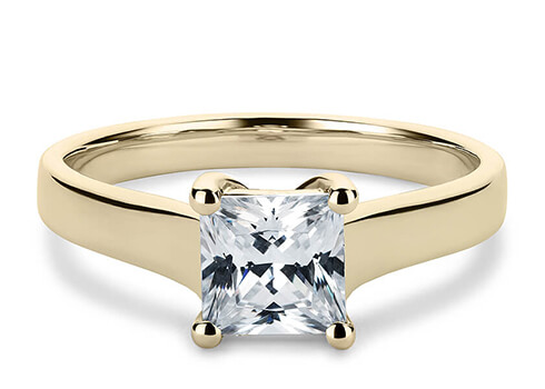 Ballerina in Ouro amarelo (9k) set with a Princesa cut diamante.