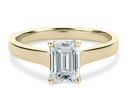 Ballerina in Gelbgold set with a Smaragd cut diamant.
