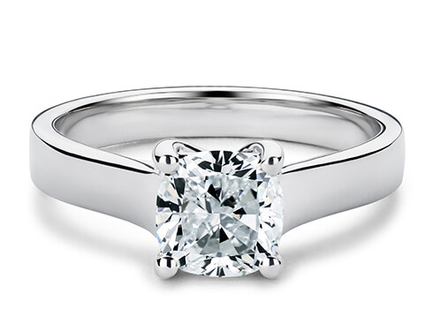Ballerina in Weißgold set with a Kissen cut diamant.