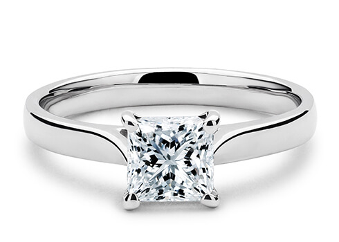 Contour in Platin set with a Prinzess cut diamant.