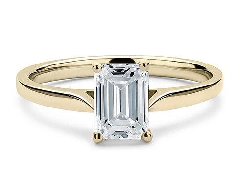 Contour in Ouro amarelo (9k) set with a Esmeralda cut diamante.