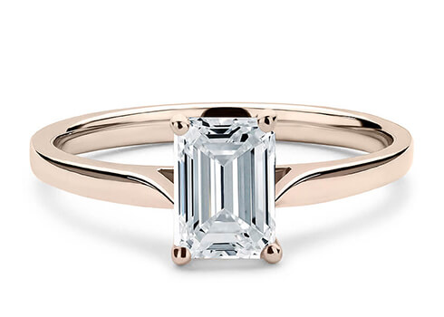 Contour in Oro Rosa set with a Smeraldo cut diamante.
