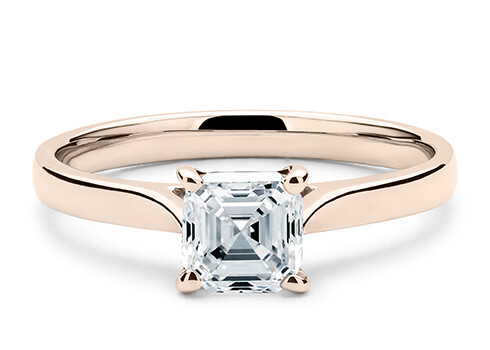Contour in Oro Rosa set with a Asscher cut diamante.