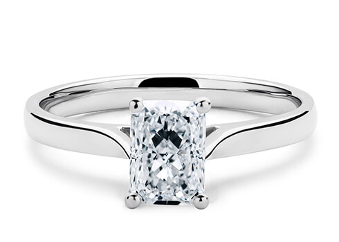 Contour in Weißgold set with a Radiant cut diamant.