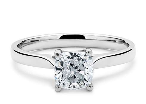 Contour in Weißgold set with a Kissen cut diamant.