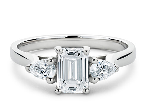 Barcelona in Oro Bianco set with a Smeraldo cut diamante.