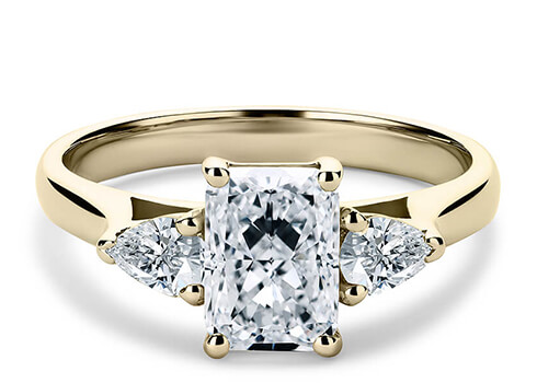 Barcelona in Or jaune set with a Radiant cut diamant.
