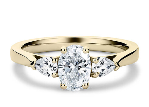 Barcelona in Gult guld set with a Oval cut diamant.