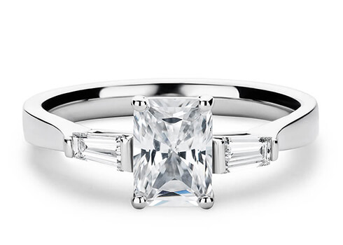 Cairo in Platina set with a Radiant cut diamant.