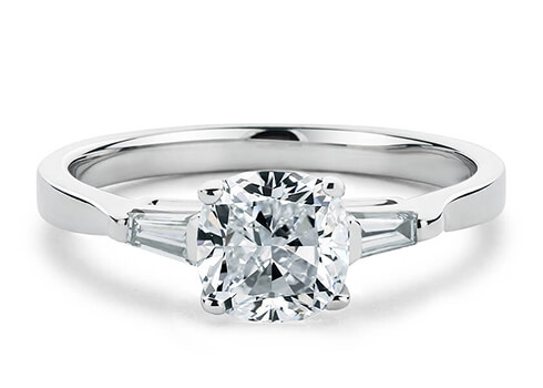 Cairo in Vitt guld set with a Kudde cut diamant.